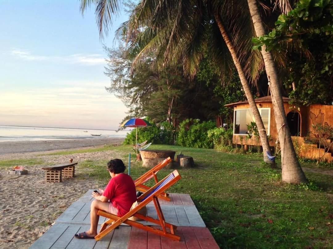 Ban Tawansongfa Hotel Lang Suan Екстериор снимка