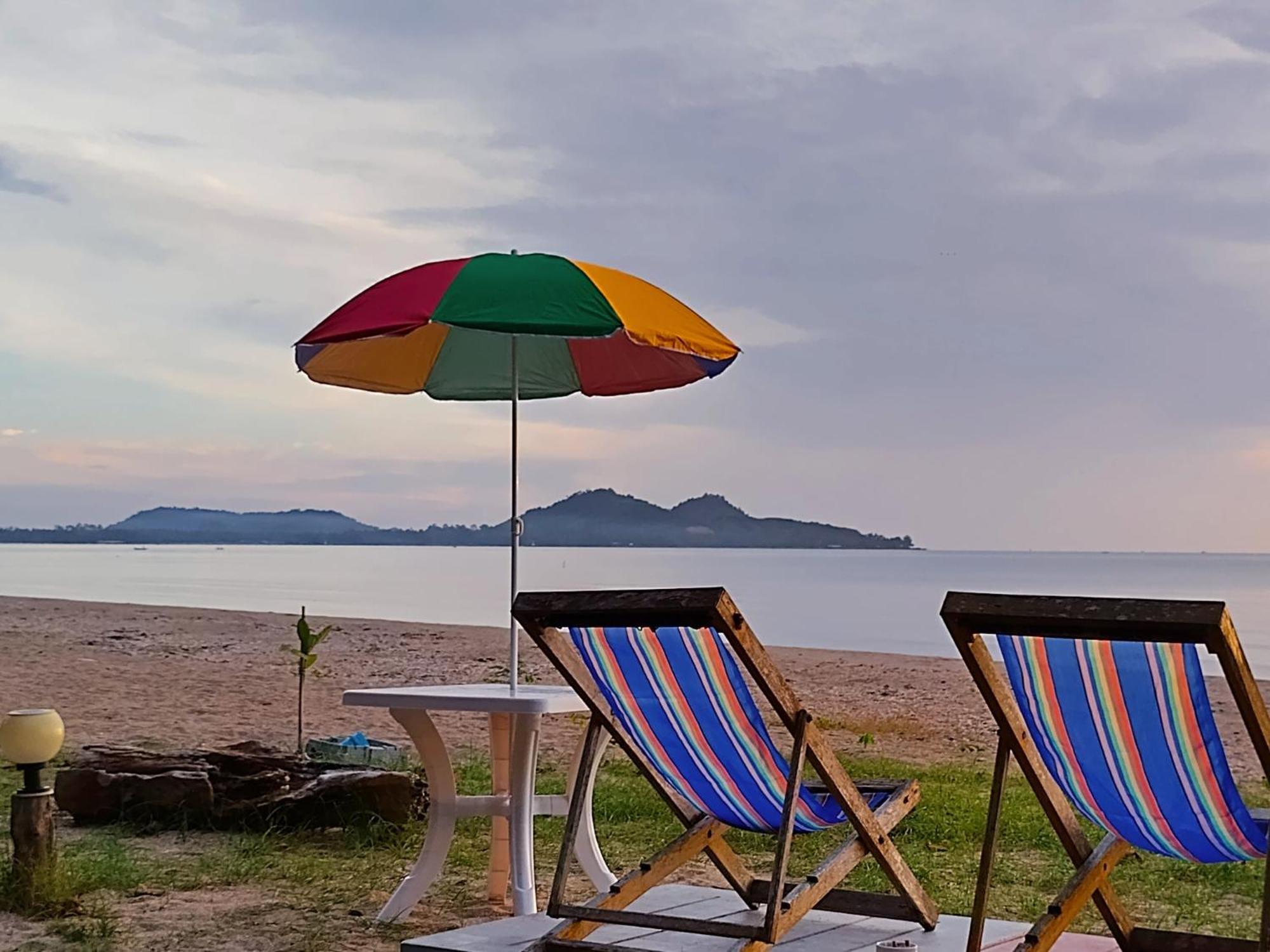 Ban Tawansongfa Hotel Lang Suan Екстериор снимка